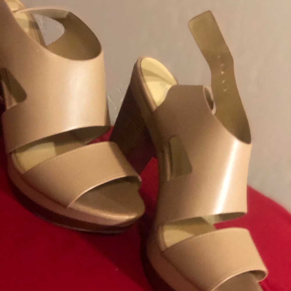Tan Michael Kors high heels! 👡👡